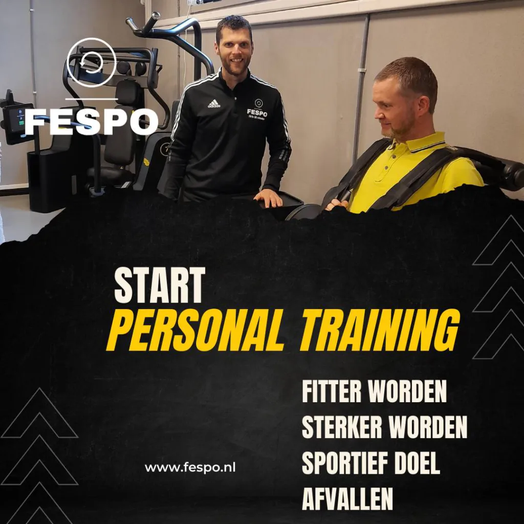 Een personal trainer van FESPO helpt een klant met een fitnessoefening in de sportschool. De tekst op de afbeelding promoot personal training met doelen zoals fitter worden, sterker worden, sportieve doelen bereiken en afvallen